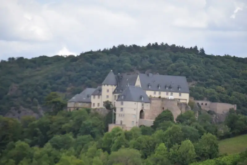 Panoramablick auf das Salinental und die Nahe. Ebernburg Wanderung.