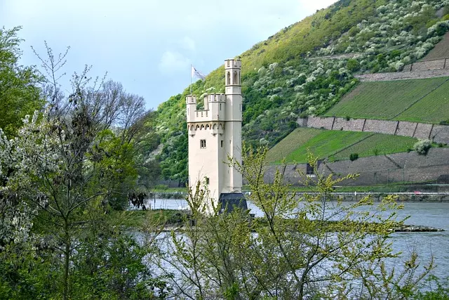 Katharinenkirche Oppenheim unter blauem Himmel. Die Kirche ist eine der ältesten gotischen Kirchen in Oppenheim, in Rheinland-Pfalz.