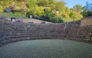 Amphitheater Falkenstein Mann auf der Bank winkt